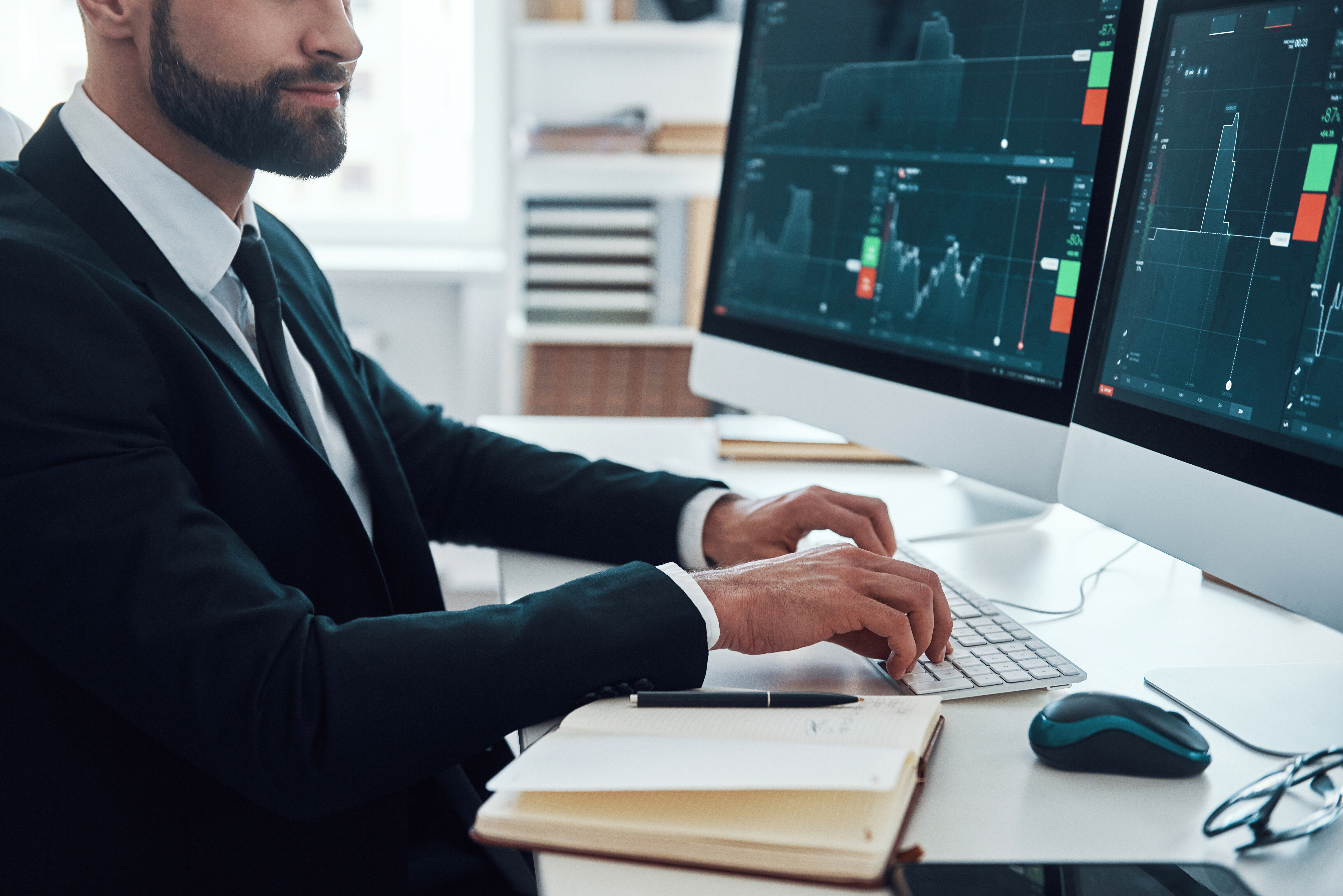 persona che fa il trading online attraverso le piattaforme bancarie