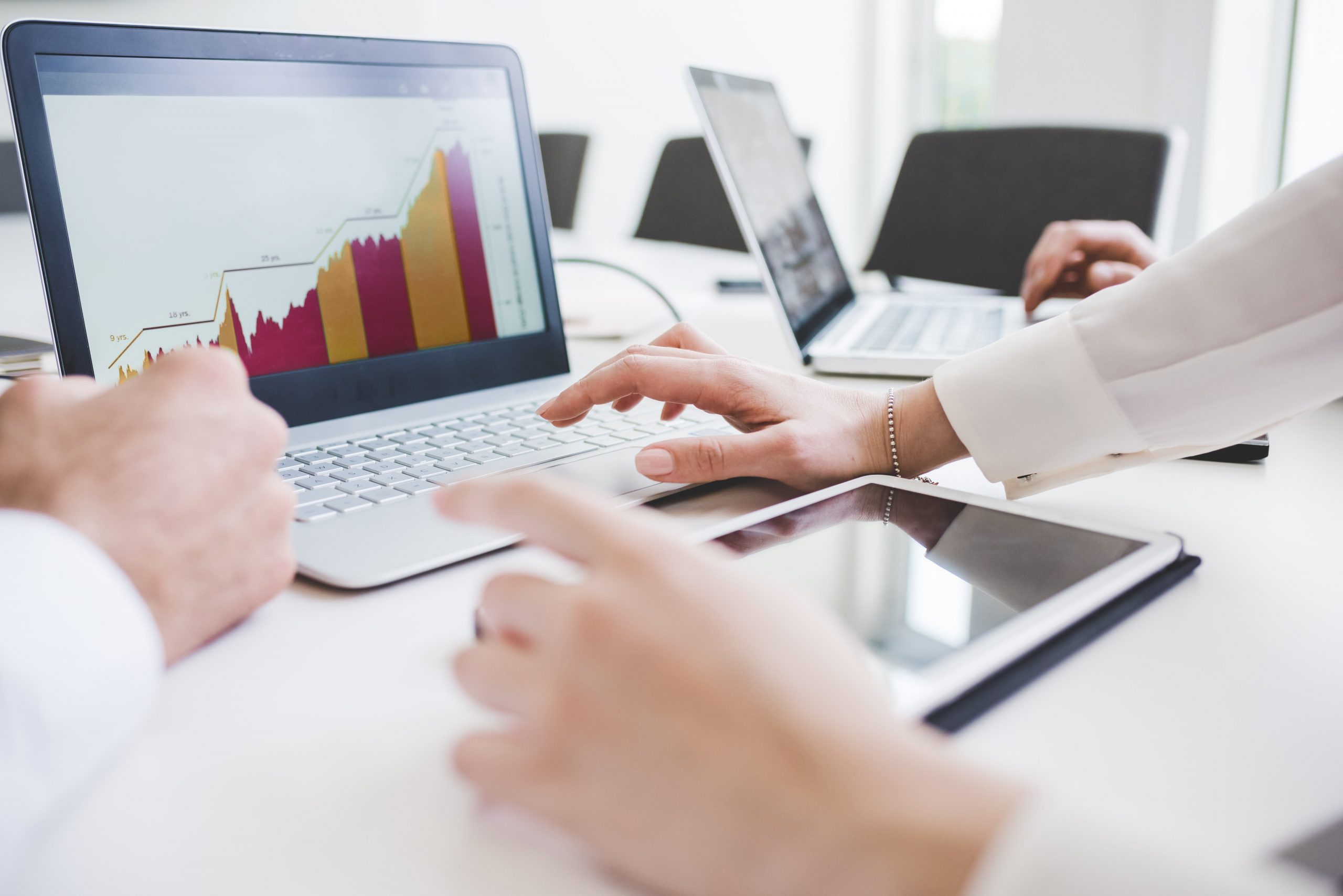 ufficio con persone al pc che si occupano di finanza