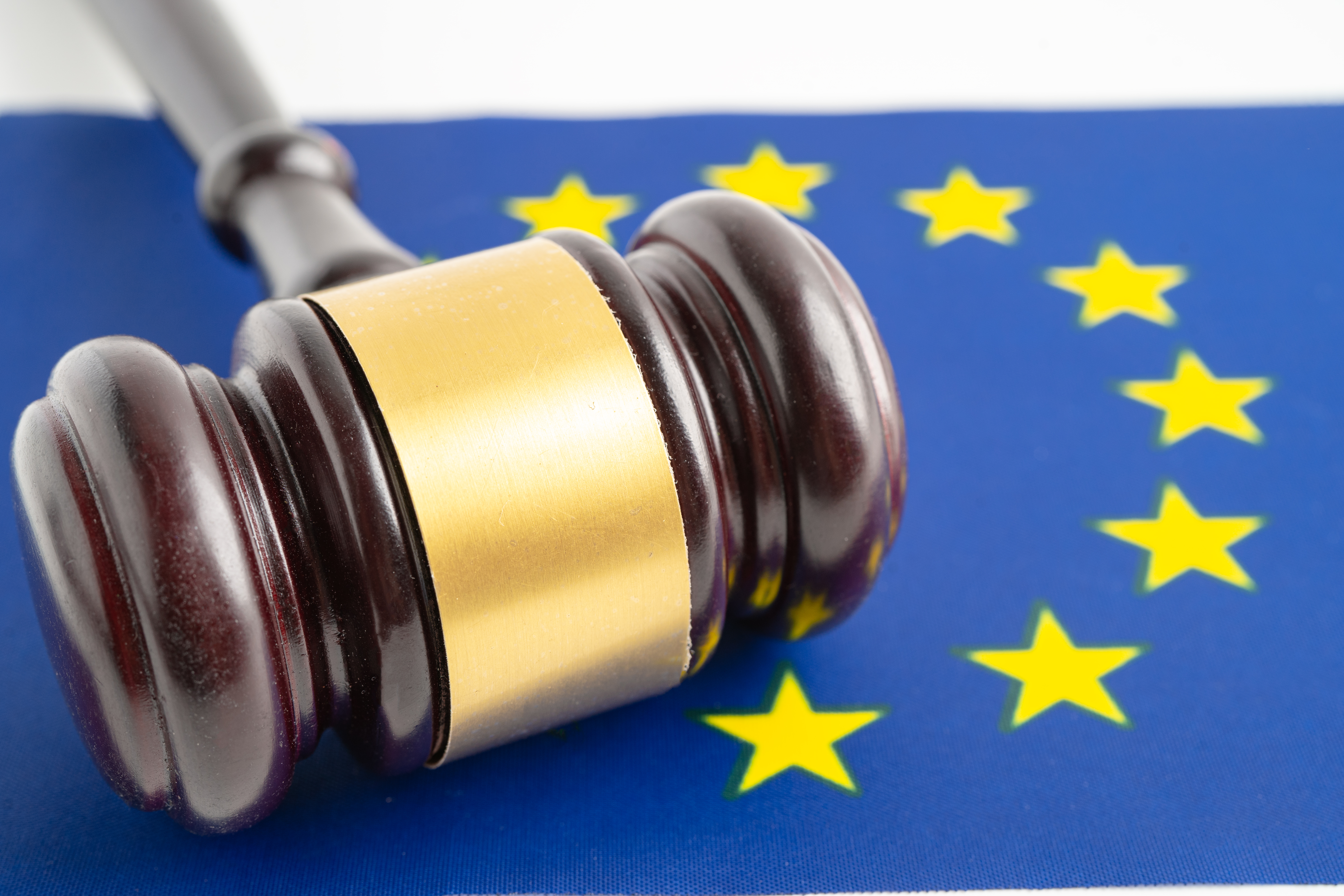 normativa UE con bandiera eu