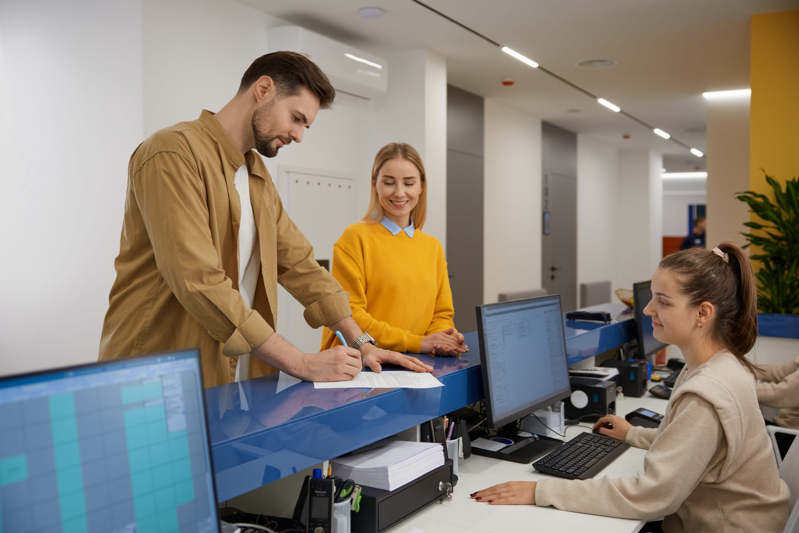 banca con personale e clienti