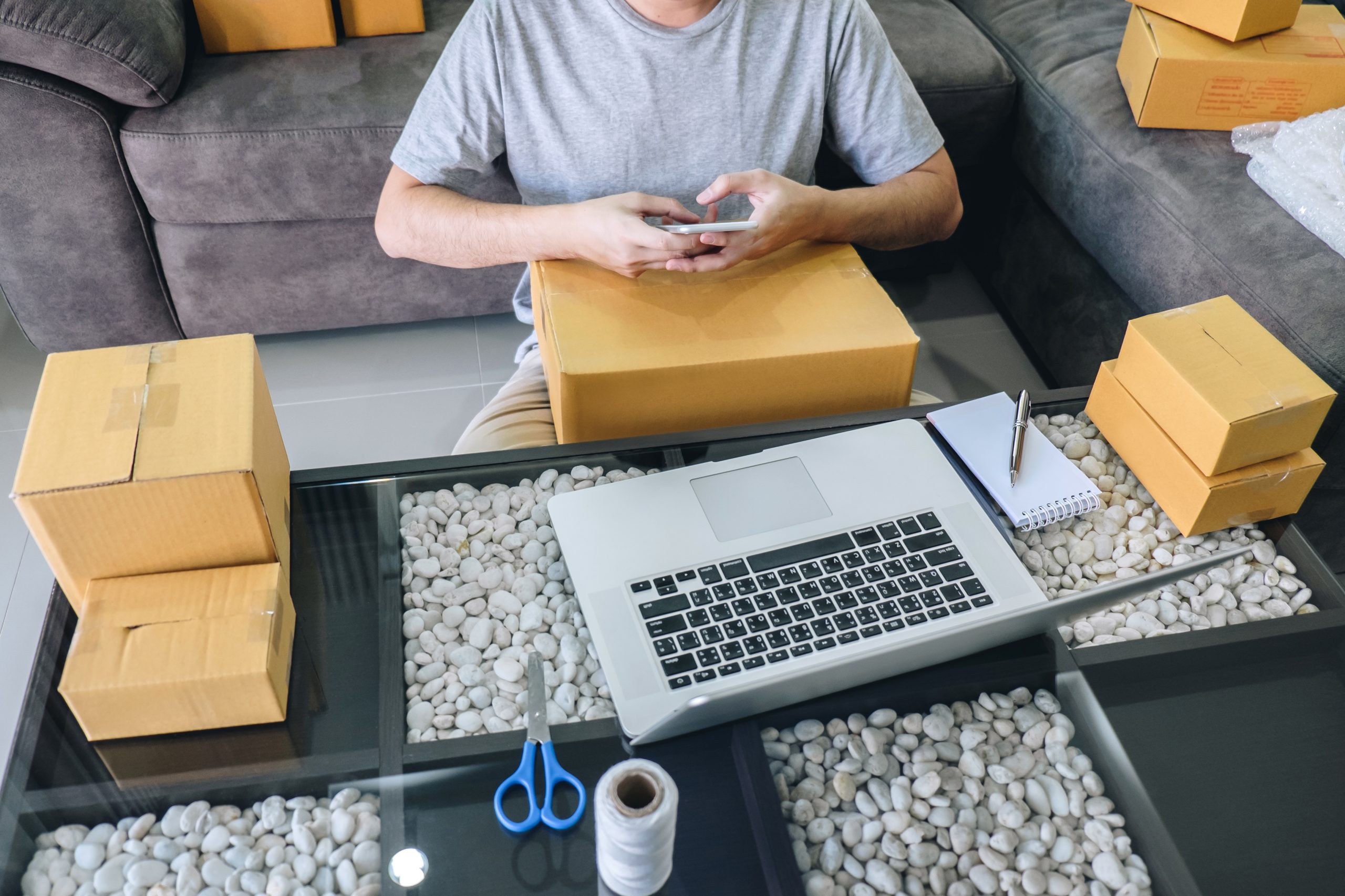 Persona che vende online