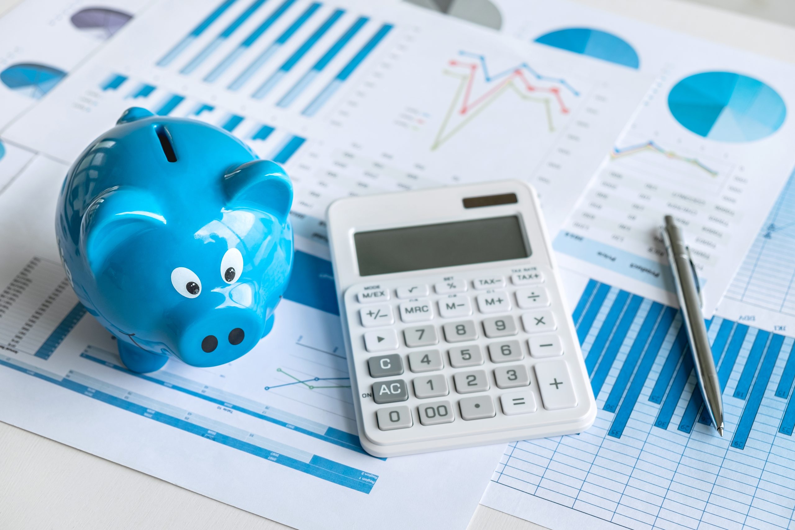 analisi finanziarie e calcolatrice e salvadanaio
