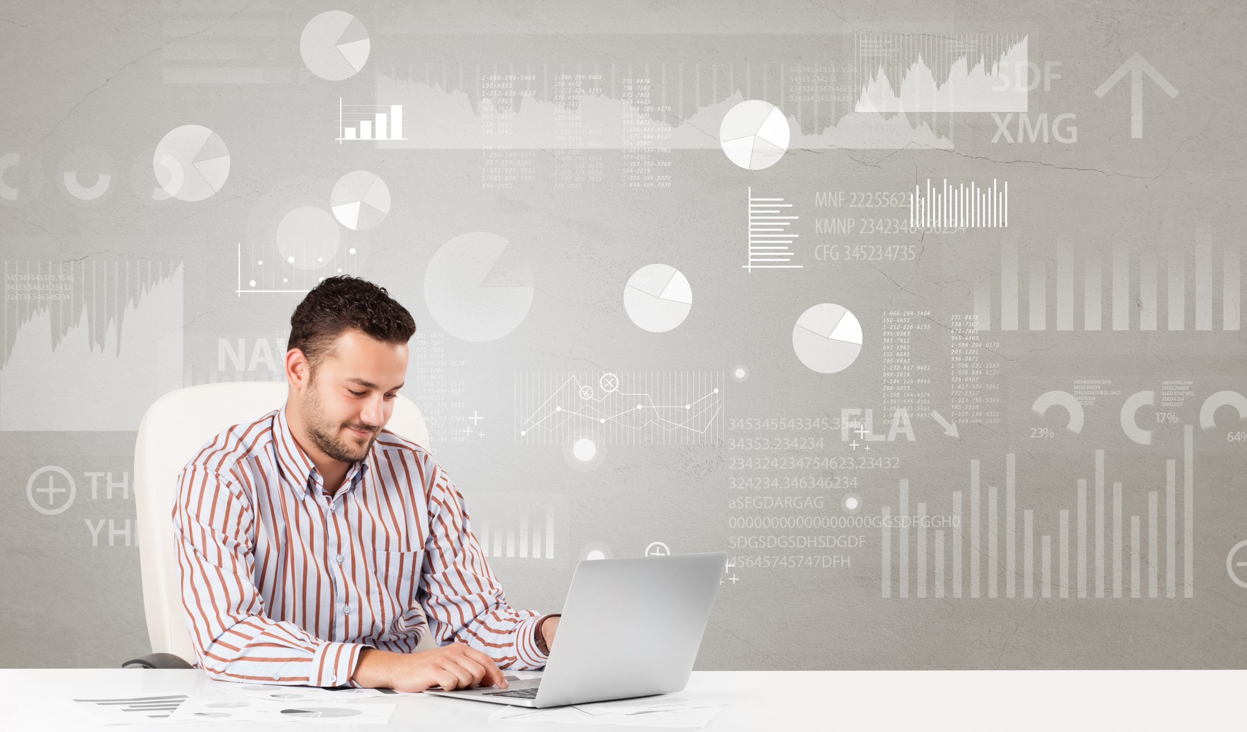 uomo al pc con grafici e dati