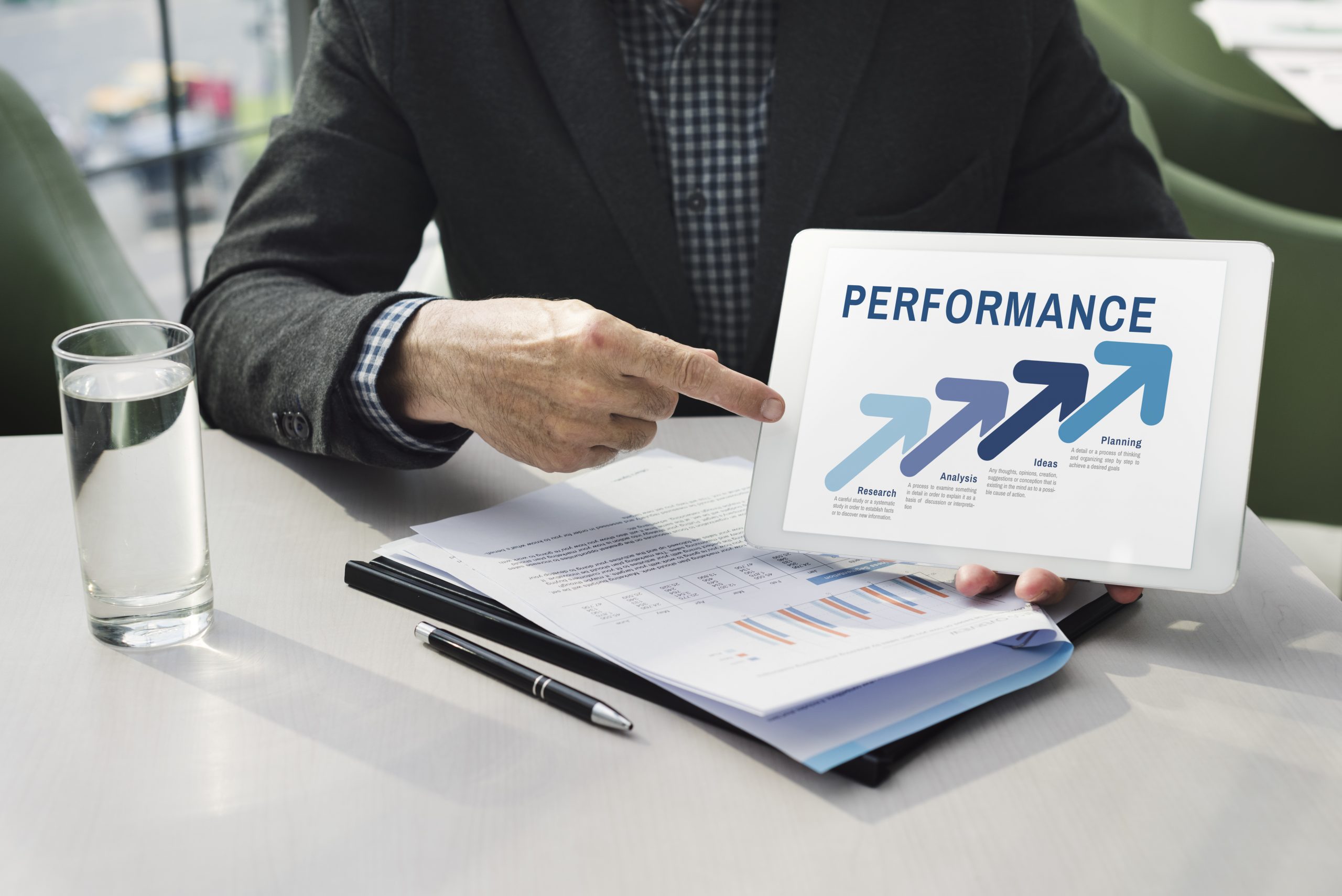 consulente che usa Indicatori di performance e fa analisi