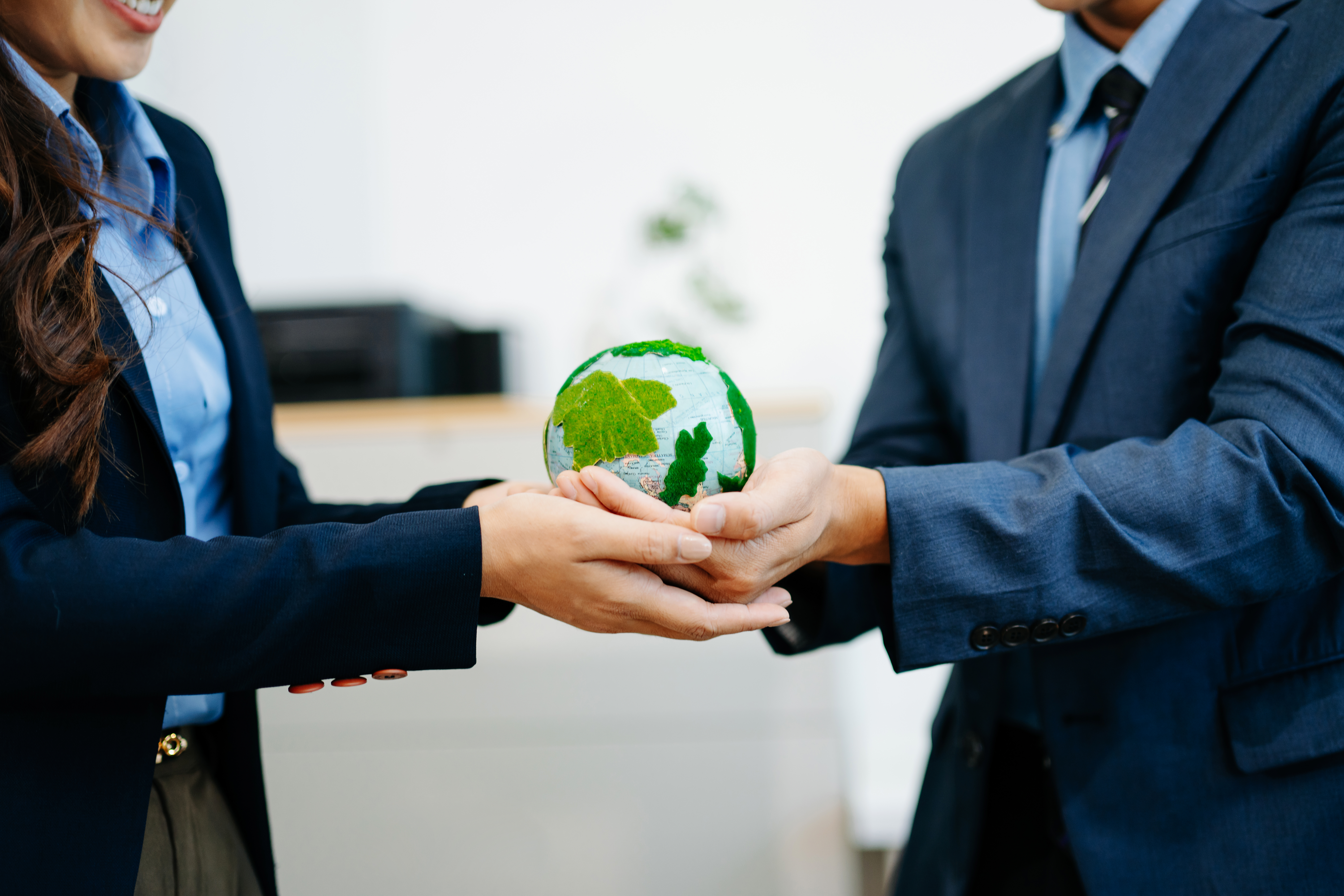 due imprenditori che tengono un piccolo mondo
