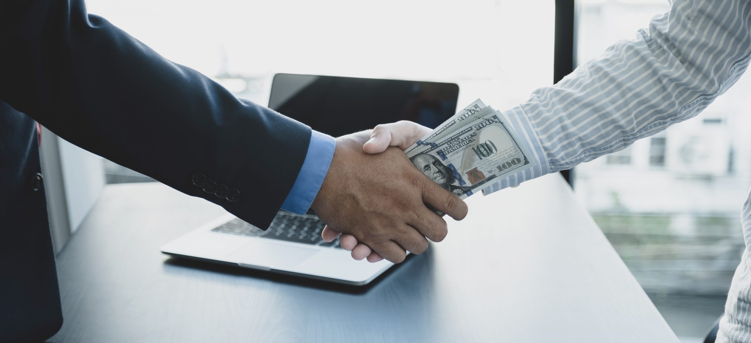consulente e cliente, stretta di mano