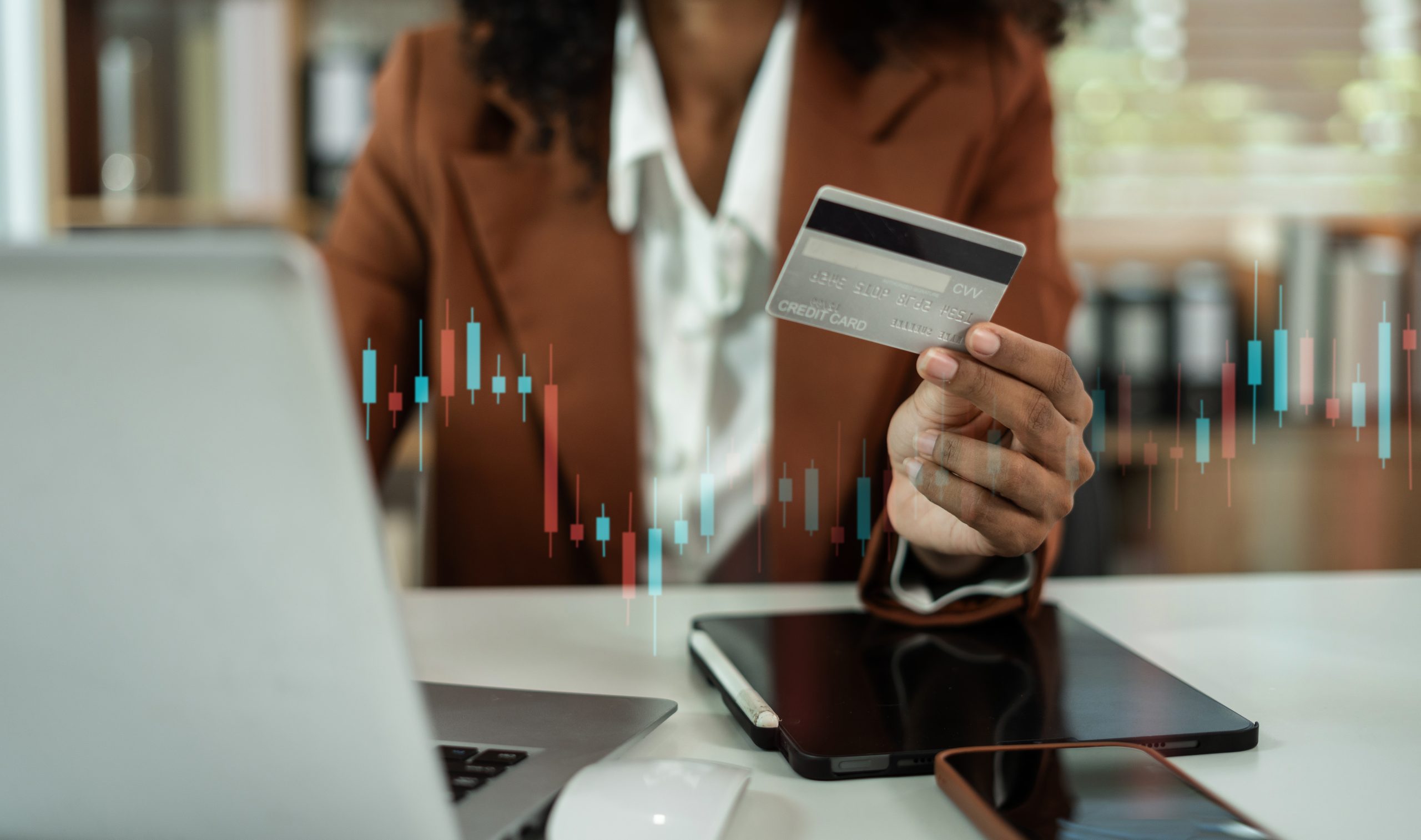 donna che fa pagamenti con analisi